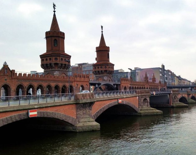 Oberbaum Brücke an der Spree in Berlin